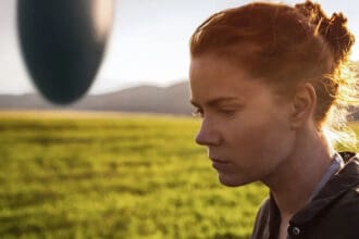 Cena impactante de A Chegada Final, filme da Paramount Pictures sobre encontros alienígenas.