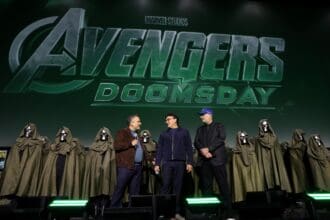 Vingadores enfrentam o apocalipse em um épico confronto de heróis poderosos.