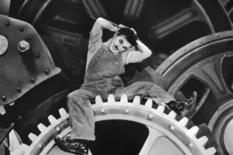 Análise do filme Tempos Modernos de Charlie Chaplin, retratando a era industrial.