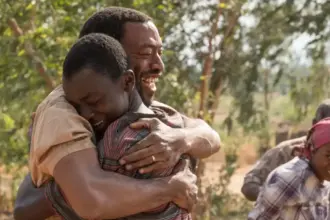 O Menino que Descobriu o Vento: capa do filme com Chiwetel Ejiofor.