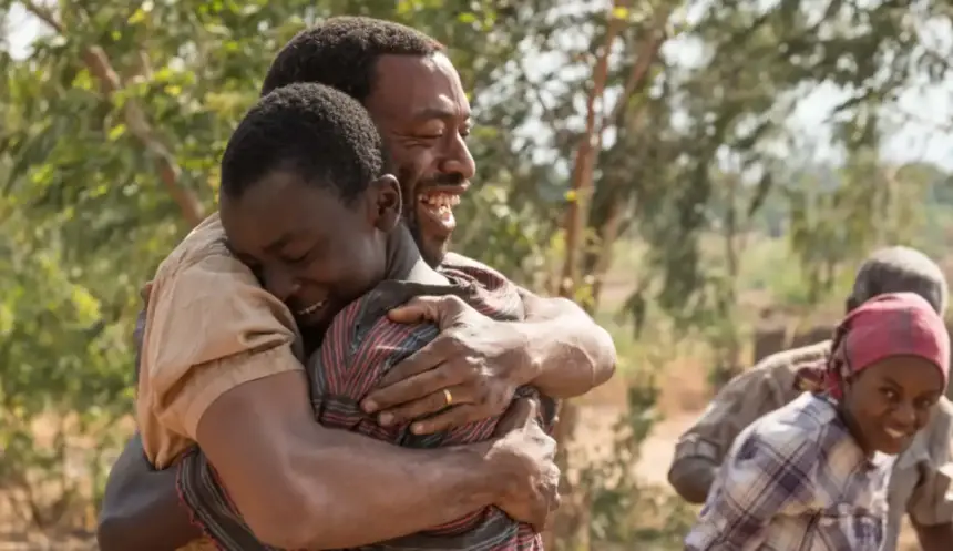 O Menino que Descobriu o Vento: capa do filme com Chiwetel Ejiofor.