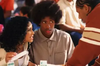 Cena de Amor de Aluguel com atores em cena, créditos a Troy Beyer.